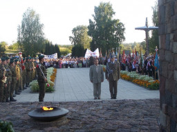 Apel Poległych na cmentarzu wojennym  /fot.: ks. R Gołębiowski / 