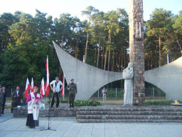 Apel Poległych na cmentarzu wojennym  /fot.: ks. R Gołębiowski / 