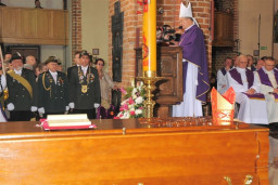 Katedra - Msza Święta pogrzebowa  /fot.: J. Samborski / 