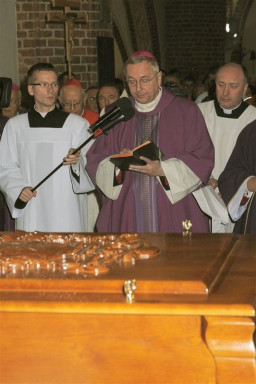 Katedra - Msza Święta pogrzebowa  /fot.: J. Samborski / 