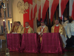 od lewej na klęczniku: bp Czesław Kozon z Kopenhagi, abp Andrzej Dzięga, ks. Jan Zalewski /fot.: R. Gołębiowski /
