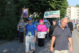 Ksiądz Biskup odprowadzający pielgrzymów  /fot.: Mariusz Dubojski / 