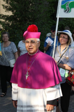 Ksiądz Biskup odprowadzający pielgrzymów  /fot.: Mariusz Dubojski / 