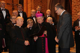 Ks. prałat Aleksander Jaszczur odbiera wyróżnienie. 