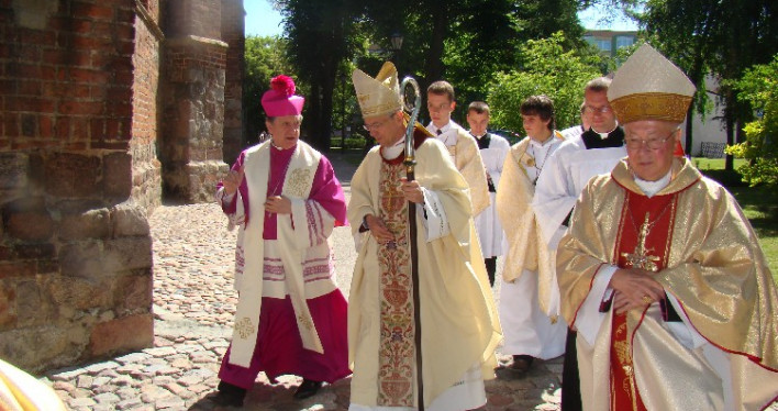 Arcybiskup Bambergu Ludwig Schick przewodniczył uroczystej liturgii i przekazał relikwie /fot.: Webmaster / 