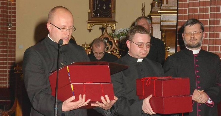 Notariusze trybunału wnoszą akta procesu 